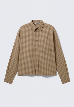Camicia a quadri marrone con bottoni, maniche lunghe, colletto e taschino singolo sul petto; presenta bottoni scuri e un design corto.