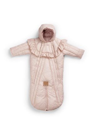 Lys rosa polstret babyoverall med en flæset hætte, vandret quiltning og lynlås foran. Har et brunt logo-tag nederst.