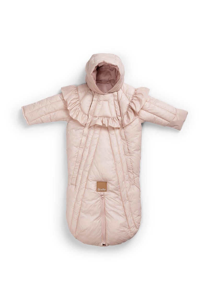 Ljust rosa vadderad babyoverall med en volanghuva, horisontell kviltning och en framdragkedja. Har en brun logotpåse längst ner.