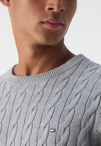 Tommy Hilfiger CLASSIC CABLE CREW NECK - Džemperis - grau