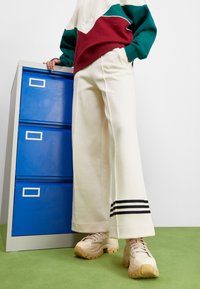 adidas Originals ADICOLOR NEUCLASSICS - Tréningruha alsók - white/black