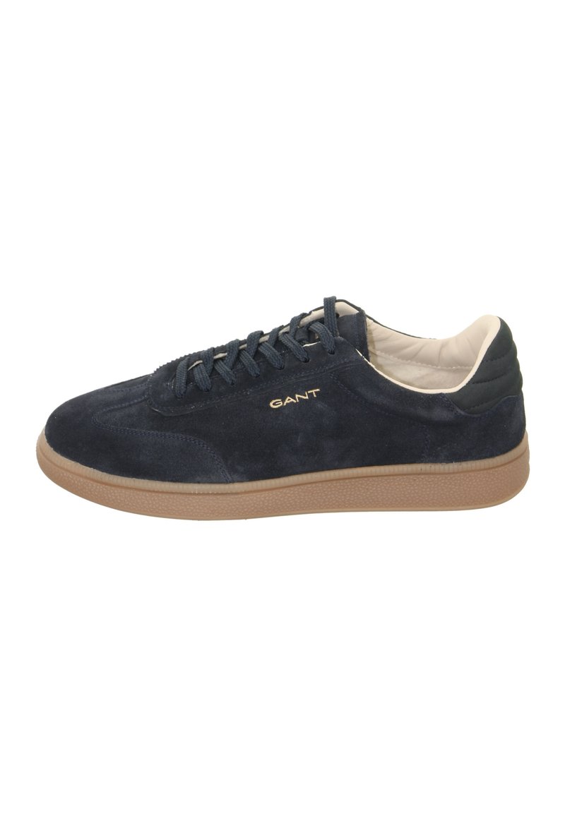 Navyblaue Wildleder-Sneaker mit beiger Sohle, navyfarbenen Schnürsenkeln, cremefarbener Innenpolsterung und "GANT"-Logo an der Seite.