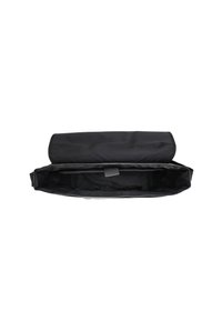 Borsa messenger nera dal design elegante. La parte superiore aperta rivela un ampio interno con un divisorio e una tasca a scomparsa per l'organizzazione. Materiale resistente all'acqua.