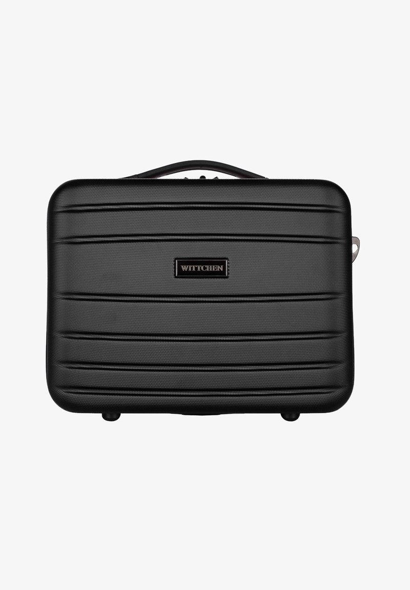 Sort hårdskal kuffert med vandrette riller og en tekstureret overflade. Har et håndtag på toppen og en mærkeskilt på fronten.