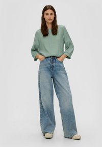 s.Oliver MIT GLATTER RÜCKENPARTIE - Langarmshirt - salbeigrün