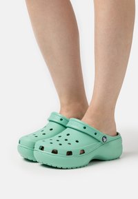 Crocs - CLASSIC PLATFORM - Tagant lahtised kingad - jade stone Väikepilt 1