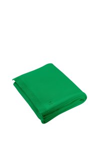 Felgroene gevouwen gebreide deken met geribbelde randen op een witte achtergrond, zonder andere objecten of mensen.