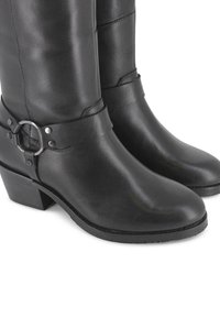 Botas negras de cuero hasta la rodilla con punta redondeada, tacón bajo de bloque y detalle de tira ajustable con hebilla cerca del tobillo.