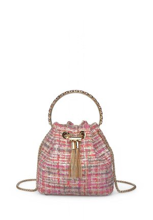 Bolso tipo bucket hecho de tejido trenzado en rosa y dorado. Presenta un cierre con cordón, herrajes dorados y un borlón decorativo. Incluye una correa de cadena.