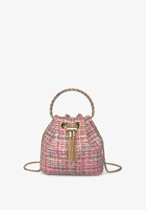 Bolso tipo bucket hecho de tejido trenzado en rosa y dorado. Presenta un cierre con cordón, herrajes dorados y un borlón decorativo. Incluye una correa de cadena.