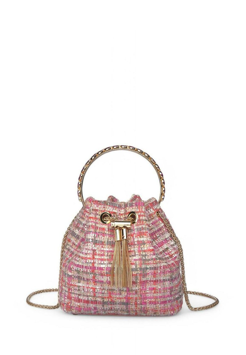 Bolso tipo bucket hecho de tejido trenzado en rosa y dorado. Presenta un cierre con cordón, herrajes dorados y un borlón decorativo. Incluye una correa de cadena.
