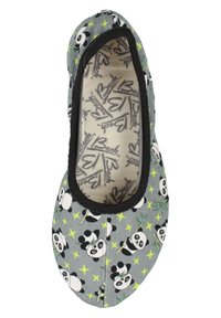 Graue Leinenschlupfschuh mit einem Allover-Panda-Print, grünen Sternen, schwarzem Rand und einem weichen, gemusterten Innenfutter.