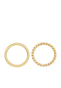 Zwei goldene Ringe: einer glatt und rund, der andere verdreht mit einem seilartigen Design. Beide weisen ein glänzendes metallisches Finish auf.