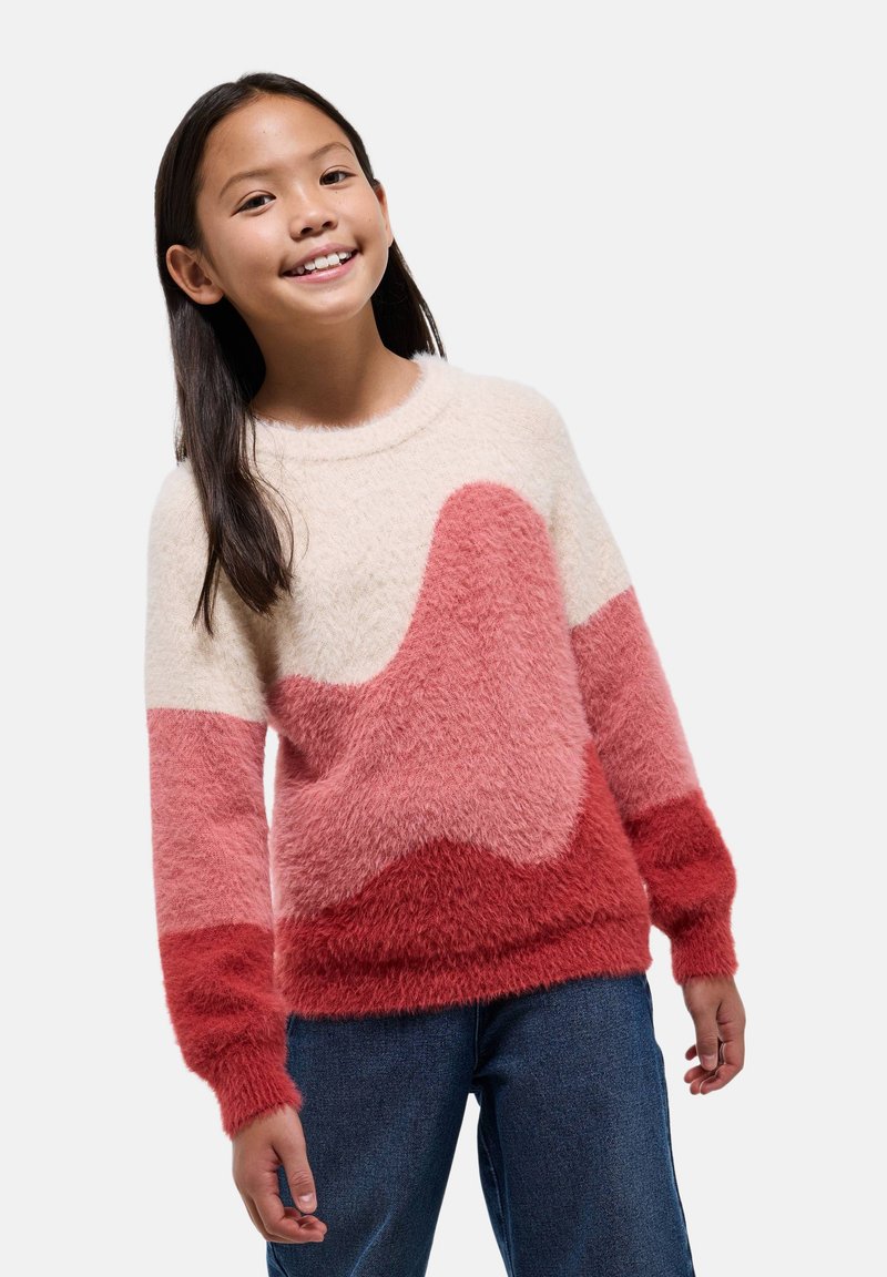 Un pull doux et duveteux avec un col rond dans des teintes crème, rose et rouge, présentant des motifs en ondulations et des poignets à côtes.