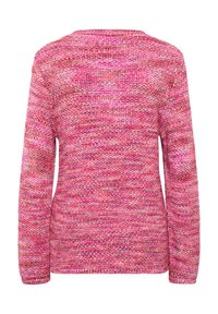 Gestrickter Pullover in strukturiertem Rosa mit verschiedenen Schattierungen, langen Ärmeln und rundem Ausschnitt, mit lockerer Passform und weichem Material.