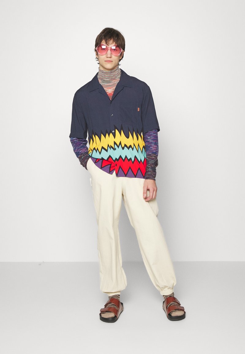 Herren T-shirts & Polos | Missoni SHORT SLEEVE Hemd multicolor/navy/mehrfarbig - PA58267 Herren T-shirts & Polos | Missoni SHORT SLEEVE Hemd multicolor/navy/mehrfarbig - PA58267
