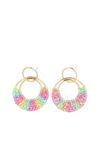 Barevné pletené náušnice ve tvaru kruhu s pastelovými odstíny růžové, modré, zelené a žluté, doplněné zlatým kovovým rámem.