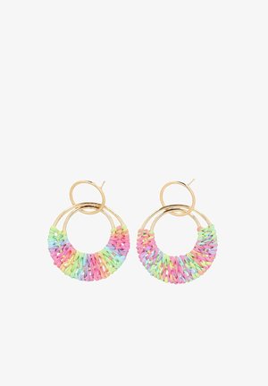 Farverige vævede ringøreringe i pastelfarver som pink, blå, grøn og gul, accentueret af en guldtonet metals struktur.