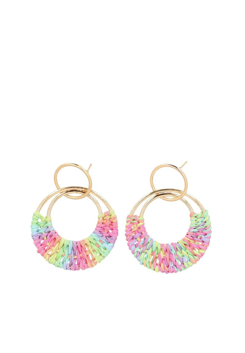 Barevné pletené náušnice ve tvaru kruhu s pastelovými odstíny růžové, modré, zelené a žluté, doplněné zlatým kovovým rámem.