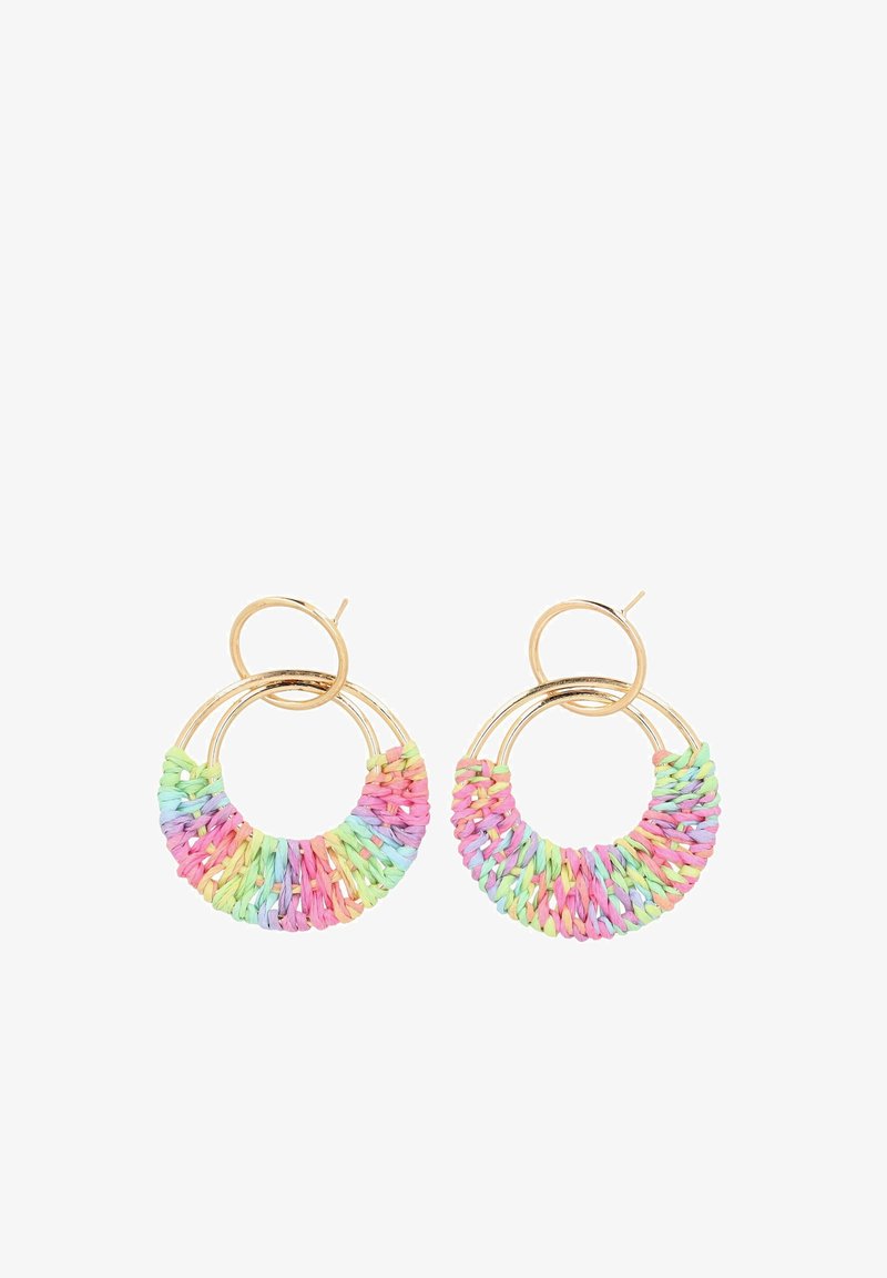Barevné pletené náušnice ve tvaru kruhu s pastelovými odstíny růžové, modré, zelené a žluté, doplněné zlatým kovovým rámem.