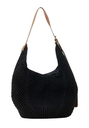 Bolso de hombro negro tejido con forma curva y una sola correa ajustable de piel color cuero claro sobre fondo blanco.