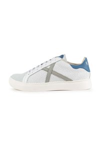 Sneaker bianco con accenti blu e grigi, caratterizzata da una texture perforata, lacci piatti e suola in gomma. Design minimalista con linee pulite.