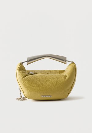 Bolso de mano de cuero amarillo texturizado con asa superior metálica y correa de cadena, con bolsillo frontal con cremallera y logo plateado de Steve Madden.