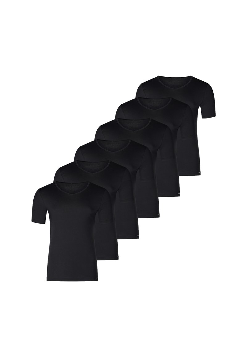 Sześć czarnych t-shirtów z krótkim rękawem ustawionych w rzędzie. Każdy z nich ma okrągły dekolt i gładką, lekką teksturę materiału.