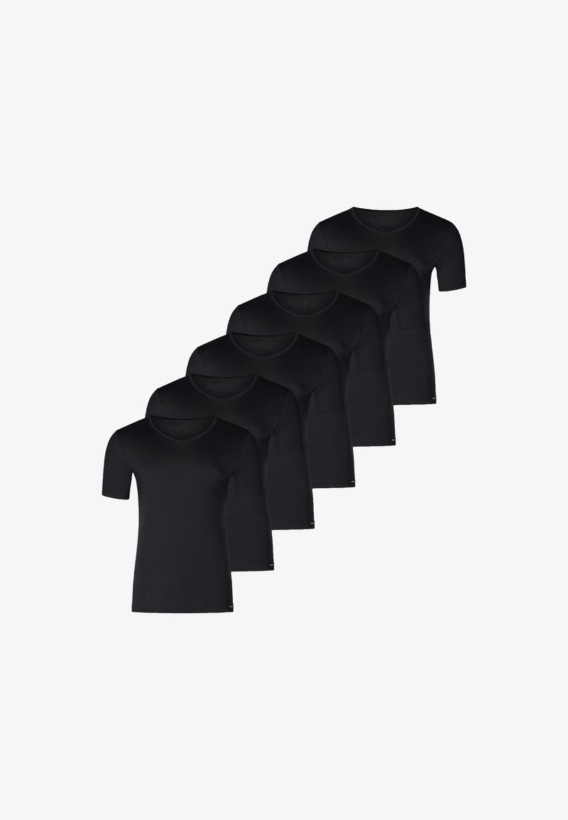 Sześć czarnych t-shirtów z krótkim rękawem ustawionych w rzędzie. Każdy z nich ma okrągły dekolt i gładką, lekką teksturę materiału.