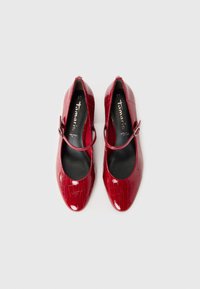 Paire de chaussures Mary Jane rouges brillantes avec texture crocodile et fines brides à boucle, taille 37, exposée sur un fond clair uni.