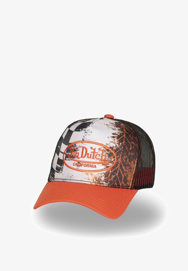 Casquette de camionneur avec une visière orange et un dos en mesh, arborant un motif à carreaux noir et blanc, avec un logo rouge Von Dutch California bien visible.