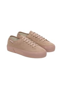 Sneaker in suede beige con superficie testurizzata, punta rotonda e suola in gomma rosa spessa. Presenta sei occhielli e lacci coordinati.