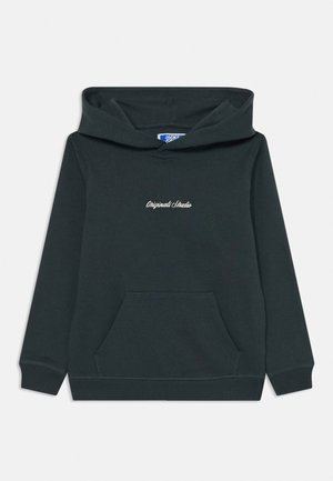 Hanorac verde închis cu glugă și mâneci lungi, buzunar frontal tip cangur și broderie albă cu textul „Originals Studio” pe piept.