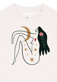 Illustriertes T-Shirt in Off-White mit einem minimalistischen Design einer Figur mit schwarzen Konturen, einem Halbmond, Sternen und floralen Akzenten.