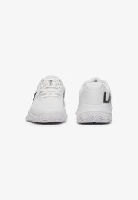 Scarpe da ginnastica bianche con sopra in rete testurizzata, lacci piatti e suola in gomma con un motivo a zigzag. Logo "LAG" in grigio sui lati.