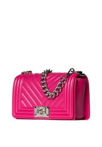 Rosa gesteppte Handtasche mit einem Zickzackmuster, ausgestattet mit einem silbernen Kettenriemen und einem rechteckigen metallischen Verschluss. Glattes, glänzendes Material.