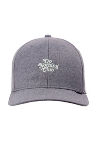 Gorra de béisbol gris con visera plana y logo bordado "Club de No Hacer Nada" en verde claro. Hecha de tela texturizada con detalles cosidos.