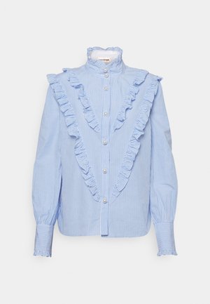Lichtblauw-wit gestreepte blouse met lange mouwen, voorzien van een gerimpelde V-vormige bies, hoge kraag, parelmoeren knopen en gerimpelde manchetten.