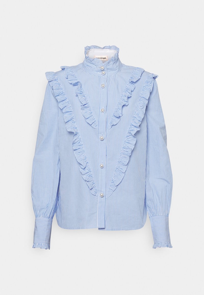 Blouse à manches longues rayée bleu clair et blanc, avec un bord en V volanté, un col montant, des boutons en perle et des poignets volantés.