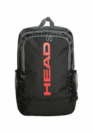 Schwarzer Rucksack mit zwei Reißverschlussfächern, Netzseitentaschen, grauem Besatz und auffälligem roten "HEAD"-Logo in der vorderen Mitte.