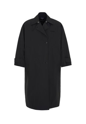 Un lungo cappotto nero realizzato in materiale liscio e resistente all'acqua. Presenta un design doppiopetto, ampi tasconi e polsini arrotolati.