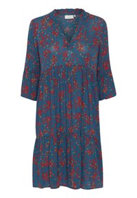 Robe florale bleue avec motifs rouges et verts, encolure en V, col à volants et manches trois-quarts. Ourlet évasé avec un design à étages.
