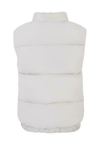 Biała kamizelka puchowa z wysokim kołnierzem, z poziomymi przeszyciami i elastycznym ściągaczem u dołu. Gładka, miękka tekstura. Widok z tyłu.