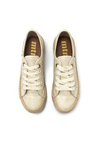 Zapatillas estilo espadrille en color beige con parte superior de cuero texturizado, detalles perforados y cordones planos. Cuenta con una suela intermedia de cuerda de yute.