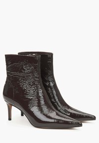 Bordowe, lakierowane botki za kostkę o wysokim połysku, w szpic, z obcasem w kształcie szpilki o wysokości 5 cm. Teksturowana powierzchnia z marszczonym wzorem.