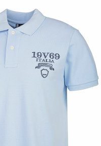 Lichtblauwe polo met een gestructureerde stof, voorzien van een kraag, drie knopen en een zwart geborduurd logo met de tekst "19V69 ITALIA."