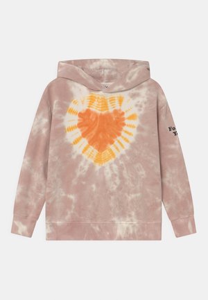 T-shirt z tie-dye w stonowanym różu i bieli, z centralnym wzorem serca w kolorze pomarańczowym i żółtym oraz napisem na prawej rękawie.