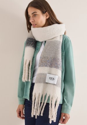 Ullblandad halsduk med grå och krämfärgade ränder, franskanter och en framträdande etikett med "Cecil Accessories" på en mjuk, texturerad yta.