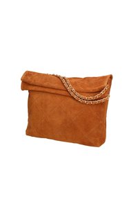 Clutch bag in suede marrone con un motivo a diamante testurizzato, design pieghevole e doppie catene per le cinghie. Presenta una finitura morbida.