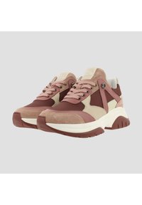 Paire de baskets épaisses dans des tons de brun, beige et rose avec des semelles blanches épaisses et une fermeture à lacets, présentées sur fond gris.